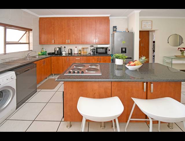 2 BEDROOM APARTMENT FOR SALE IN SUNNINGHILL